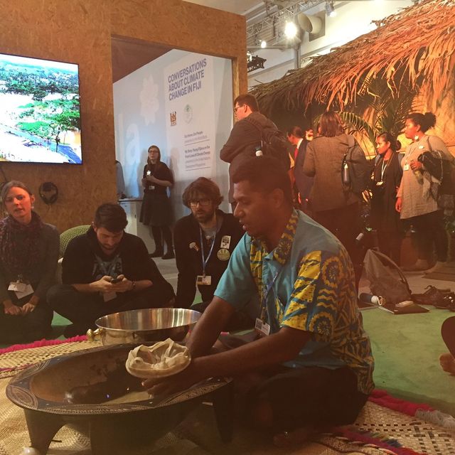Eine traditionelle fidschianische "Talanoa Session." Eine traditionelle fidschianische "Talanoa Session".