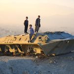 Kinder in Afghanistan spielen auf einem Panzer. Kinder spielen auf einem Panzer auf dem Bibi Maru Hill in Afghanistan.