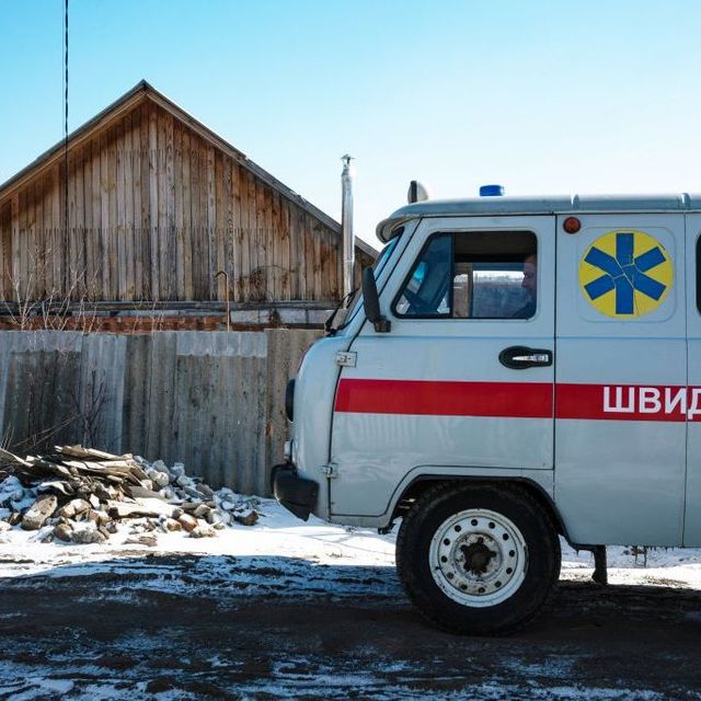 Foto: WHO/Blink Media - Brendan Hoffman Unter blauem Himmel steht ein weißer Krankentransporter.