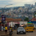 UN Photo/Manuel Elías Blick auf die ruandische Hauptstadt Kigali mit Autos, Häusern und im Hintergrund Hochhäuser.
