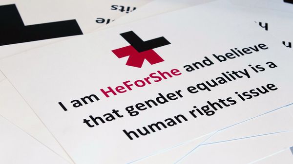 HeForShe Campaign by the United Nations ©UN Photo/Devra Berkowitz Ein weißes Blatt Papier mit einem blauen Kreuz und einem roten Stern übereinandergelegt, sodass es aussieht wie zwei Pfeile die sich begegnen. Darunter der Schriftzug HeForShe.