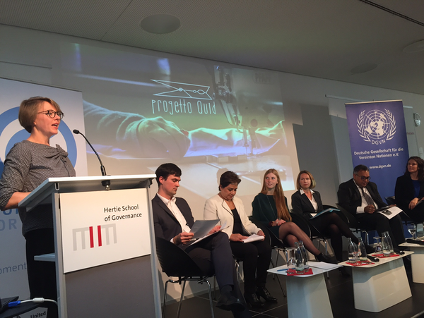 Lisa Heemann spricht auf dem Podium