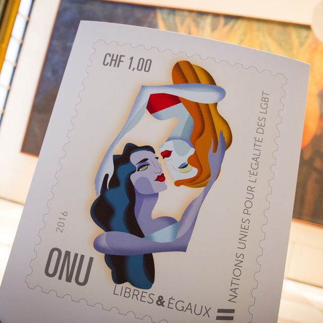 Stamps created to promote the UN Free & Equal Campaign ©UN Photo/Rick Bajornas Zu sehen sind Briefmarken in Nahaufnahme. Auf der Briefmarke sind zwei nicht einem Geschlecht zuzuordende Personen zu erkennen, die sich von unten nach oben anschauen und am Kopf berühren.