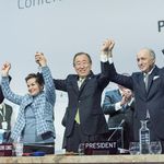 Christiana Figueres, Ban Ki-moon, Laurent Fabius und François Hollande halten sich an den Händen und haben die Arme gehoben (UN Photo / Mark Garten)