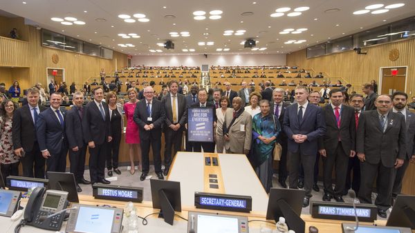 High level LGBTI Core Group Event with the goal of "Leaving No One Behind: Equality & Inclusion in the Post 2015 Development Agenda" ©UN Photo/Eskinder Debebe In einem großen holzvertäfelten Raum steht eine Menge an Menschen in einer Reihe nebeneinander. In der Mitte steht der ehemalige Generalsekretär Ban Ki-Moon. Fast alle lächeln freundlich in die Kamera.