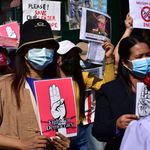In Taunggyi, Myanmar, demonstrieren die Menschen gegen die Putschregierung. Demonstrierende Menschen in Myanmar mit Plakaten.