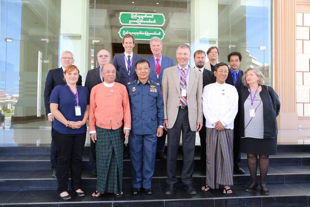 Teilnehmerinnen und Teilnehmer der DGVN-Studienreise mit Parlamentsabgeordneten in Nay Pyi Taw, der Hauptstadt Myanmars (© Ute Gerteis) Teilnehmerinnen und Teilnehmer der DGVN-Studienreise mit Parlamentsabgeordneten in Nay Pyi Taw, der Hauptstadt Myanmars (© Ute Gerteis)
