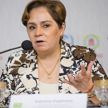 Patricia Espinosa spricht und gestikuliert sehr konzentriertauf dem Podium
