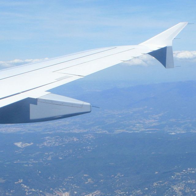 Ohne wirksame Lösungen zur Minderung der Flugverkehrsemissionen lassen sich die Klimaziele von Paris nicht erreichen. (Foto: Christina Kamp) Flugzeugtragfläche