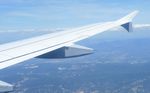 Ohne wirksame Lösungen zur Minderung der Flugverkehrsemissionen lassen sich die Klimaziele von Paris nicht erreichen. (Foto: Christina Kamp) Flugzeugtragfläche