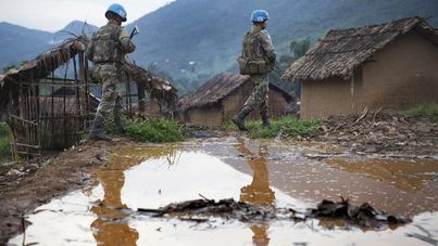 UN Photo/Sylvain Liechti Zwei UN-Peacekeeper patroullieren eine matschige Straße in Katanga.