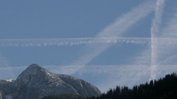 Kondensstreifen am Himmel: Derzeit sind laut Peeters solche nicht-CO2-bedingten Klimawirkungen des Flugverkehrs allein in einem Jahr zwei- bis fünfmal gravierender als die Wirkungen aller CO2-Emissionen des gesamten Flugverkehrs seit 1945. (Foto: Kamp) Kondensstreifen am Himmel: Derzeit sind laut Peeters solche nicht-CO2-bedingten Klimawirkungen des Flugverkehrs allein in einem Jahr zwei- bis fünfmal gravierender als die Wirkungen aller CO2-Emissionen des gesamten Flugverkehrs seit 1945. (Foto: Kamp)