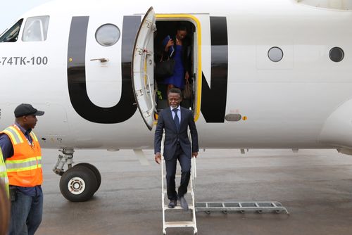 Der MINUSCA-Leiter Parfait Onanga-Anyanga steigt in Bangui aus einem Flugzeug.