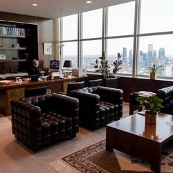 Büro des UN-Generalsekretärs. UN Photo: Manuel Elías Blick ins Büro mit Ledersesseln, Bücherregal und Fensterfront mit Sicht auf die Skyline von Queens.